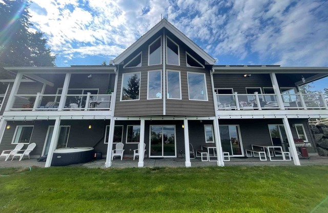Luxurious water view home surrounded by wildlife and breath taking views