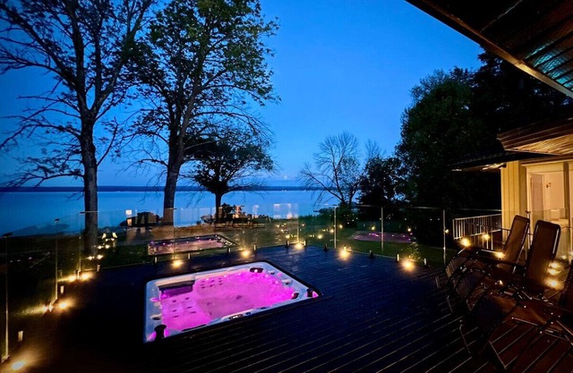 Luxurious Waterfront 5BR w/Kings Beds & Hot Tub