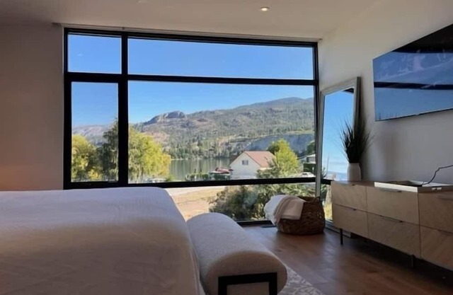 Luxurious Waterfront Naramata 3 Bedroom Townhome