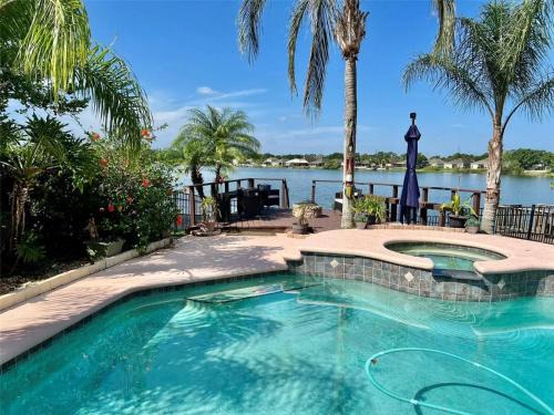 Luxurious Waterfront Retreat 4BR 3BA with Pool & BBQ