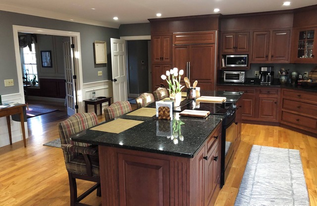 Luxurious Yarmouthport escape with 3 bedrooms 3 bath sleeps 11, dog friendly