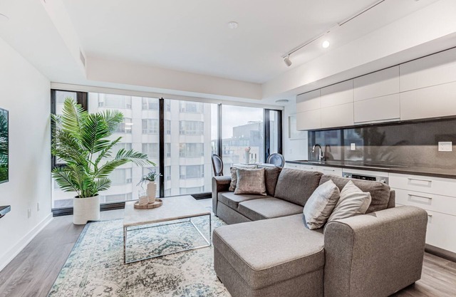 Luxurious Yorkville Condo Downtown Toronto 1br/1ba