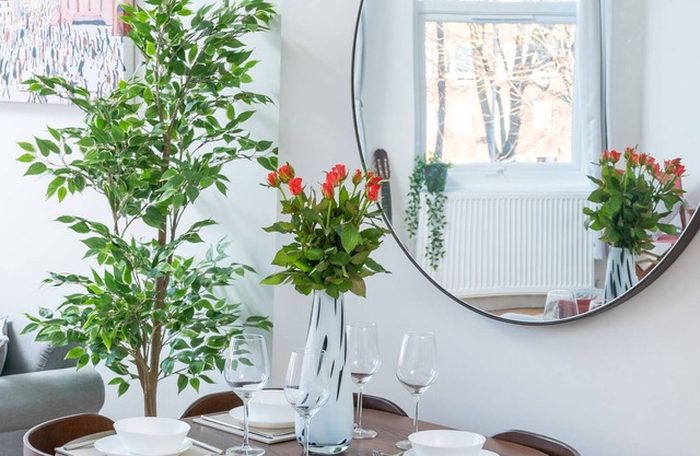 Luxuriously presented 2 Bed Flat in Streatham Hill. Free parking outside.