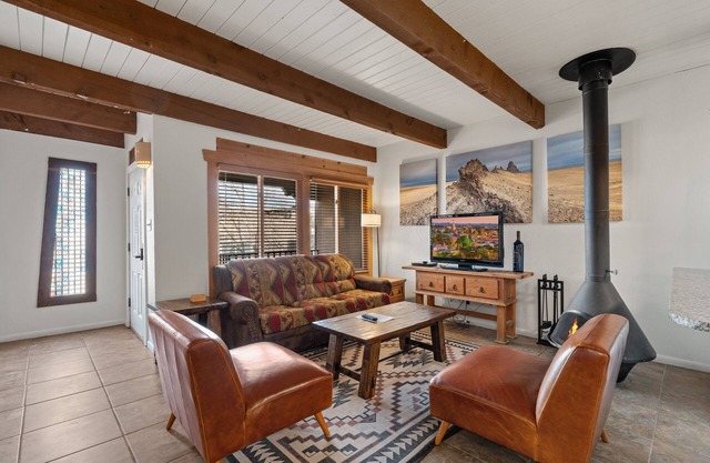 Luxuriously Updated Condo A Stone's Throw From The Plaza