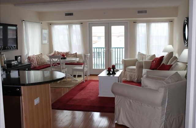 Luxury 1 bed/2 bath in the heart of Dewey!