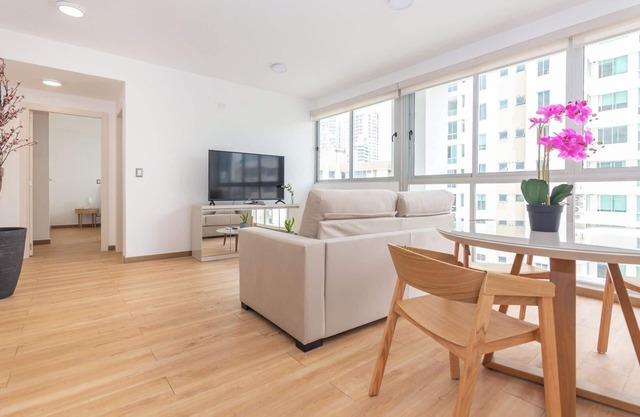 Luxury 1 bedroom apt with free parking