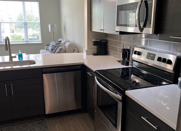 Luxury 1 BR Apartment w/patio in central location near Raleigh’s hot spots!