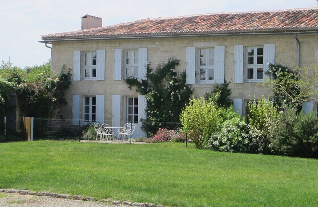 Luxury 18th C renovated stone house with heated swimming pool in countryside