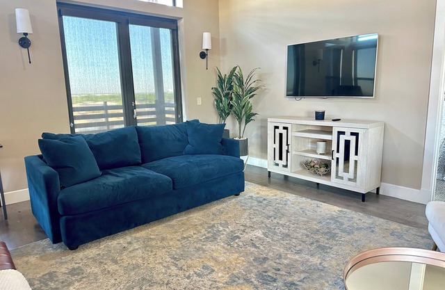 Luxury 2-bdrm Penthouse in Addison