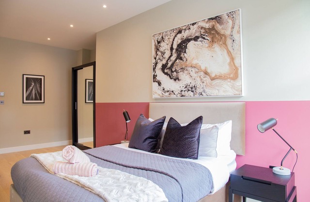 Luxury 2 Bedroom Apartment Near Train Station