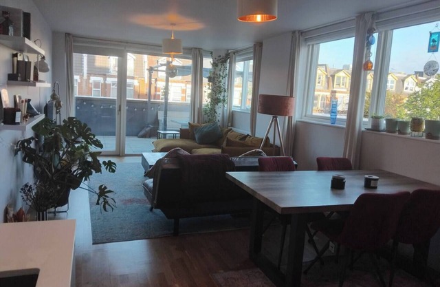 Luxury 2-bed, 2-bathroom apartment with sunny patio near Finsbury Park