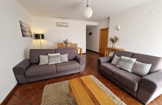 Luxury 2 Bed Apartment close to beach plus A/C & Free WIFI