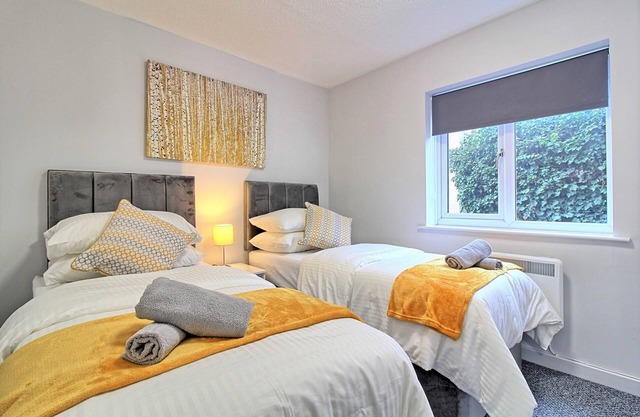 Luxury 2 bed central Chelmsford apartment. Parking.