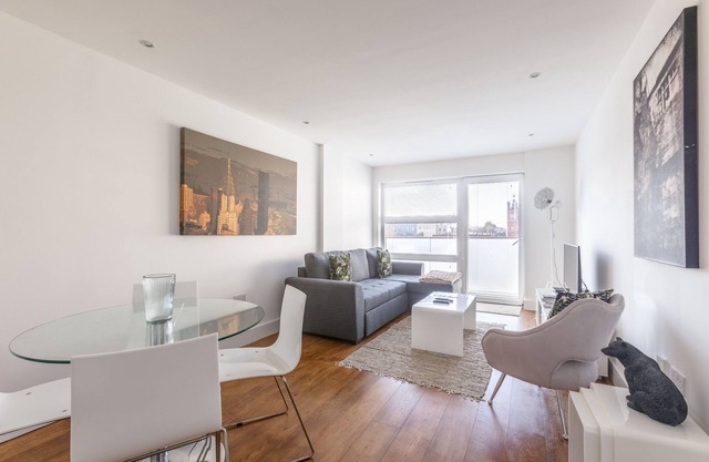 Luxury 2-Bed Flat, parking and close to the tube