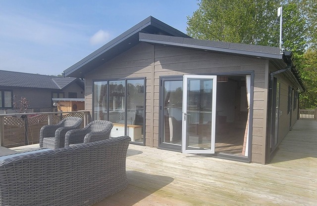 Luxury 2-bed Lodge in Routh, Sleeps 4 With Hot Tub