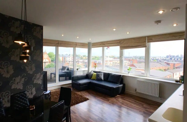 Luxury 2 Bed Penthouse Apartment near station
