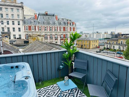 Luxury 2-bed stay, Rooftop Terrace, Hot tub, By Cruise Terminal, Oxford Street