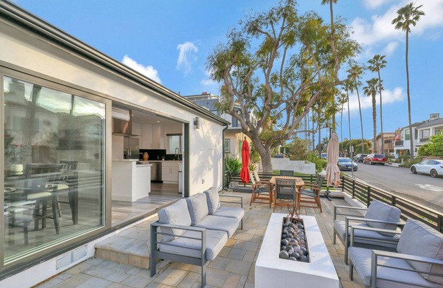 Luxury 2 Bed w/Huge Sun Deck, A/C, fast WiFi, 10 minute walk to Beach