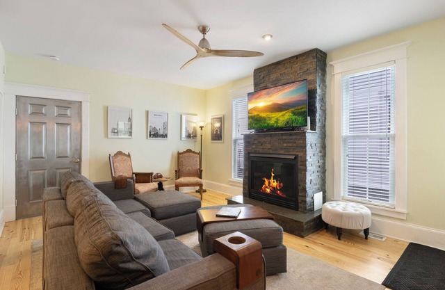Luxury 2 Bedroom 1.5 Bath Town Home/Walk to Elmwood/Garage/EV Charger/AC
