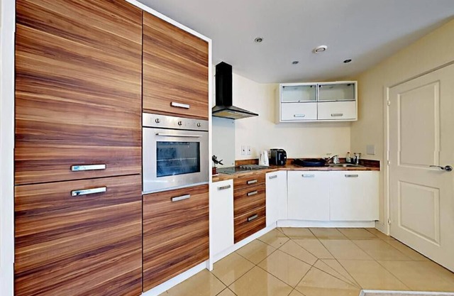 Luxury 2 bedroom, 2 bathroom apartment close to exhibition centre