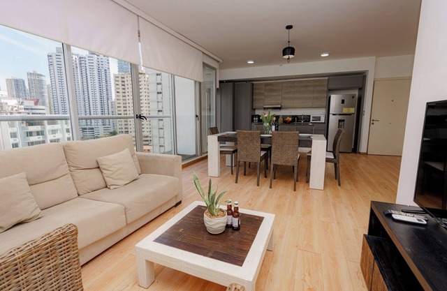 Luxury 2 bedroom apt free parking and balcony