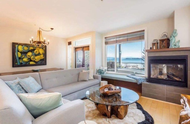 Luxury 2 bedroom condo next to Rathtrevor Park, amazing ocean views.