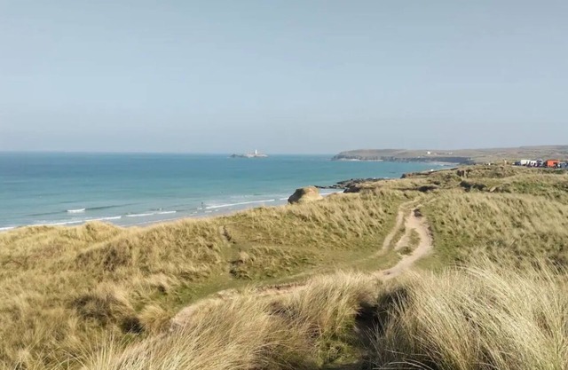 Luxury 2 Bedroom ground floor apartment 10 mins walk from beach.Wifi & desk