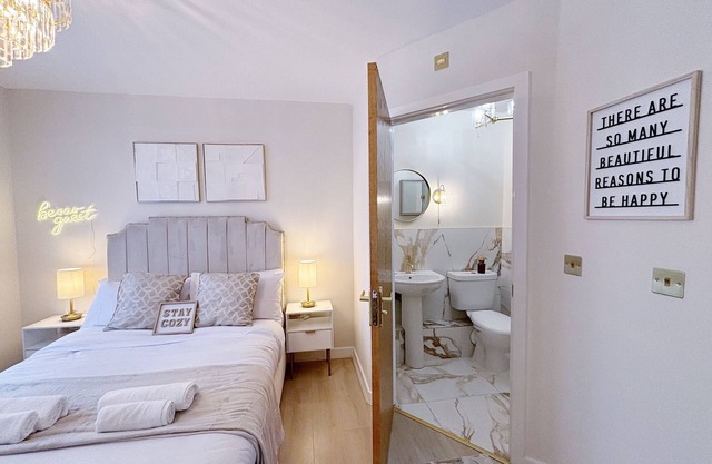 Luxury 2 bedroom Leeds city centre apartment with jacuzzi style bath and parking