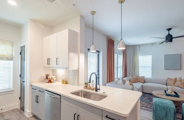 Luxury 2 Bedroom Unit, Minutes from Restaurants and the Beach