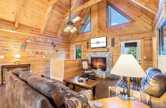 Luxury 2700 Sq Ft Real Log Cabin Pvt Hot Tub-Game Room-Pool Table-Best View Near Big Cedar