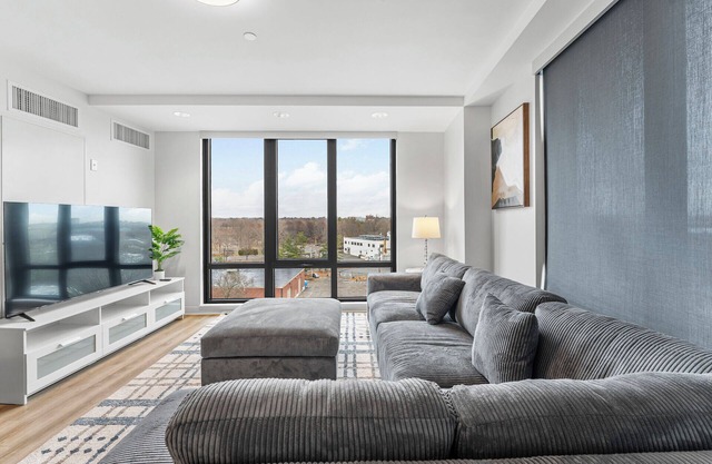Luxury 2bd/2ba near Harvard 6239