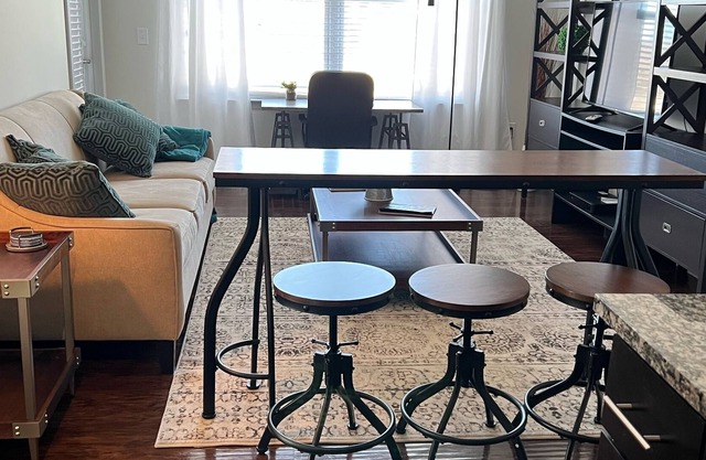 Luxury 2BD Apt with Pool & Gym- 5 min from Uptown!