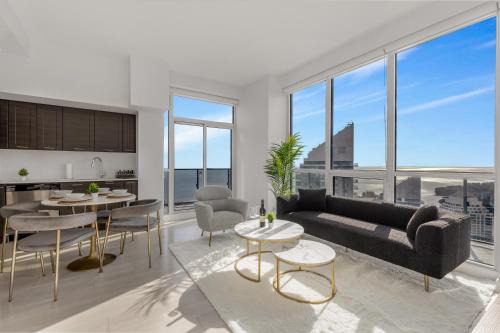 *Luxury 2BR-2BA, High Floor, Unobstructed Lake View*