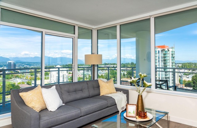 Luxury 2BR Condo w/Great View in Surrey Center