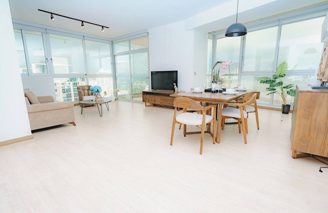 Luxury 2BR Oceanview, parking and balcony