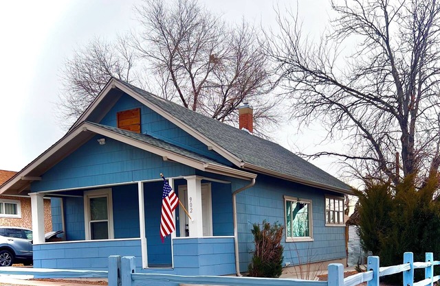 Luxury, 3 bd home near Riverwalk, CSU Pueblo & local hospitals-Downtown-Golfing