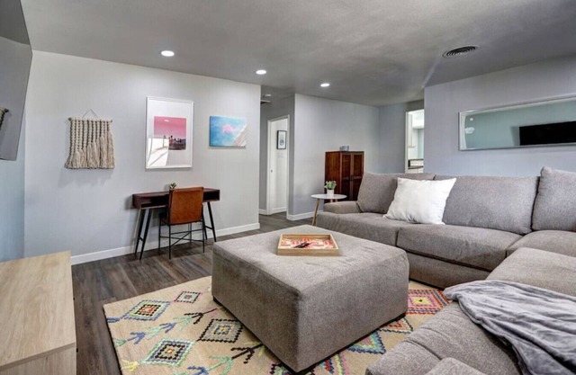 Luxury 3-bed home near the Strip w/a poker table