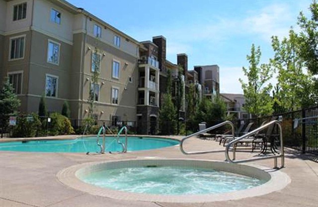 Luxury 3 Bedroom Condo on Okanagan Golf Course - Sleeps 6 with Pool and Hot Tub