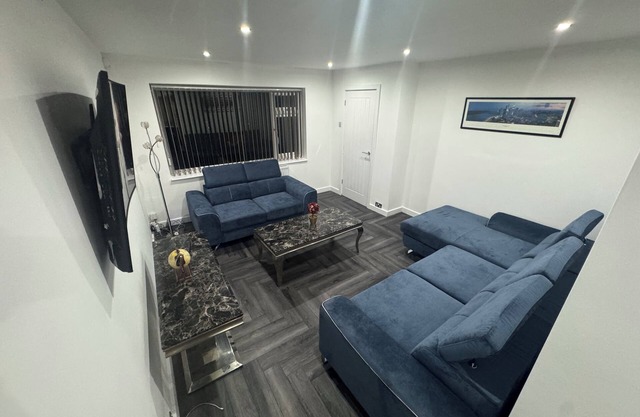 Luxury 3 Bedroom Holiday Home, Sleeps 10,Private Parking, Jacuzzi Bath