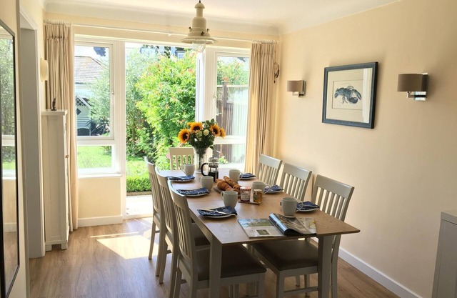 Luxury 3 bedroom house in central Chichester; quiet, parking, lovely big garden