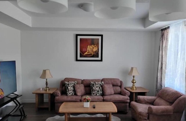 Luxury 3-bedroom-hyde Park- Close to Uwo/hospital