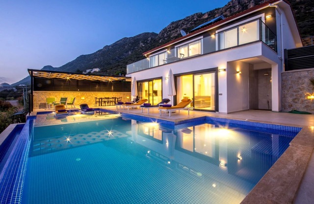 Luxury 3 Bedroom Villa with Secluded Infinity Pool & Heated Indoor Pool