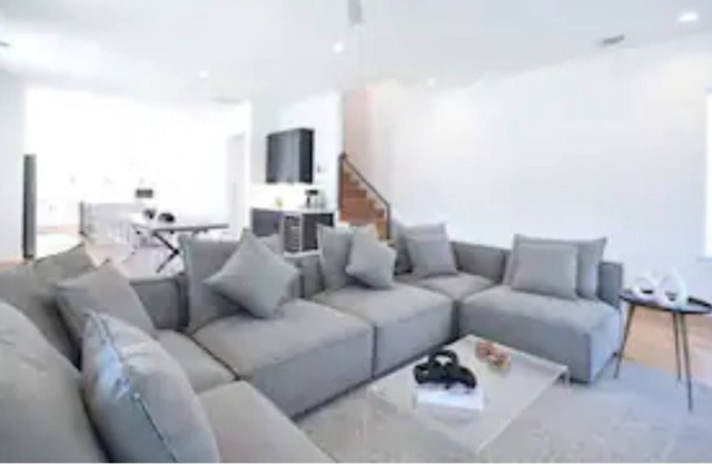 Luxury 3 Story East Austin Home - 5 min from DT