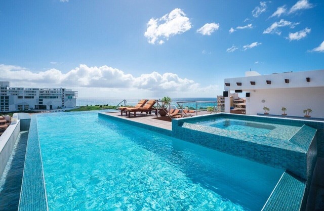Luxury 3bd PH, Ocean & Lagoon Views, Tennis, Gym, Private Lap Pool, Restaurants