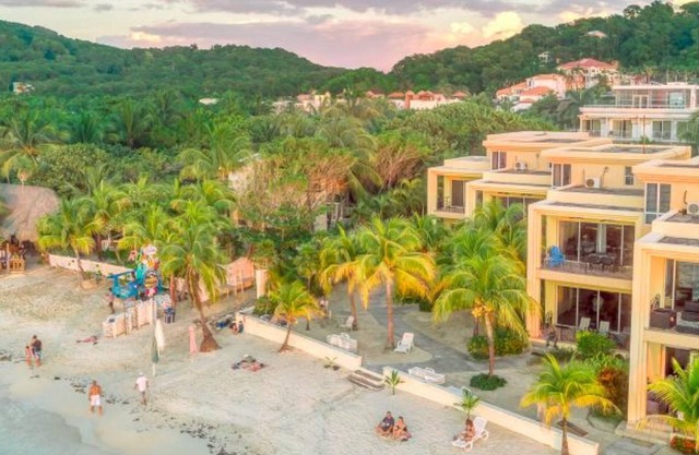Luxury 3bedroom 3 bathroom with stunning views steps from the beach