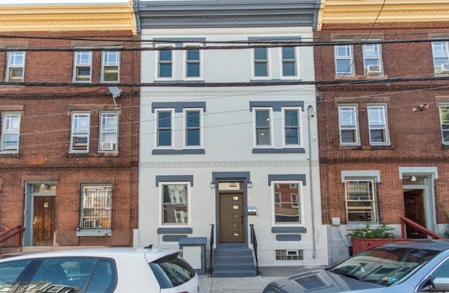 LUXURY 3BR, 2 BATH, Pvt. Deck, Free PARK. SLEEPS 8, FREE PARK, WALK TO PENN.