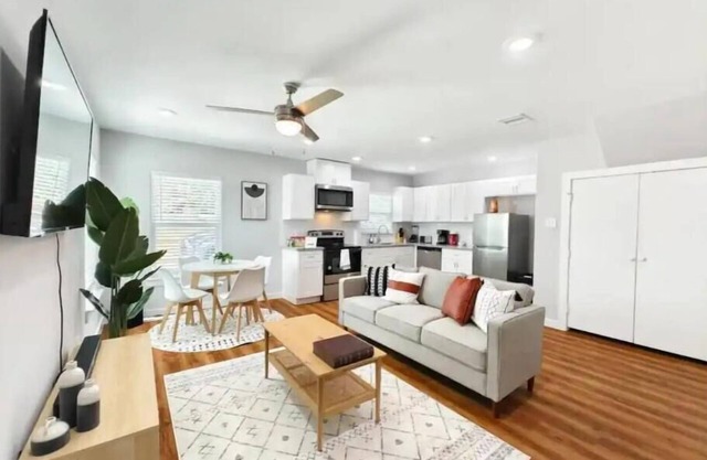 Luxury 3BR Home Downtown Houston and near Airport