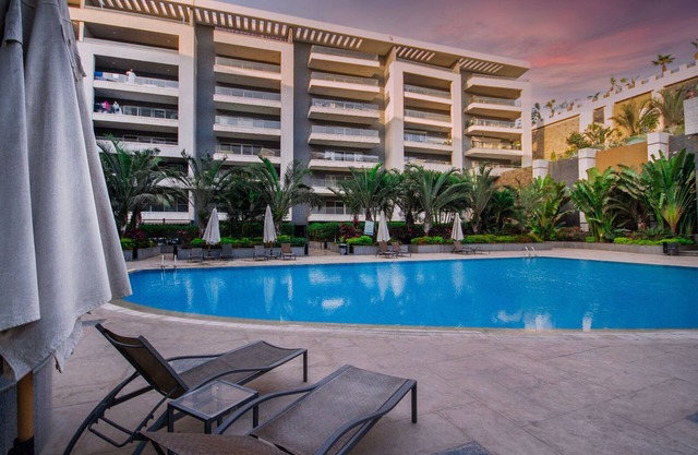 Luxury 3BR Pool View Near Airport!