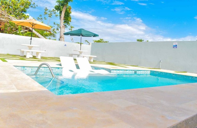 Luxury 3BR Villa w/Private Pool,Fast Wifi - Near 876 Beach Club Relax in Style!