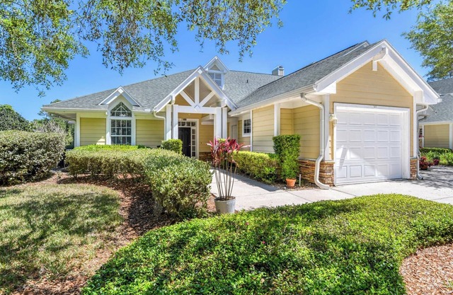 Luxury-4/4 w/BBQ-pool-hot tub - close to beaches & historic district